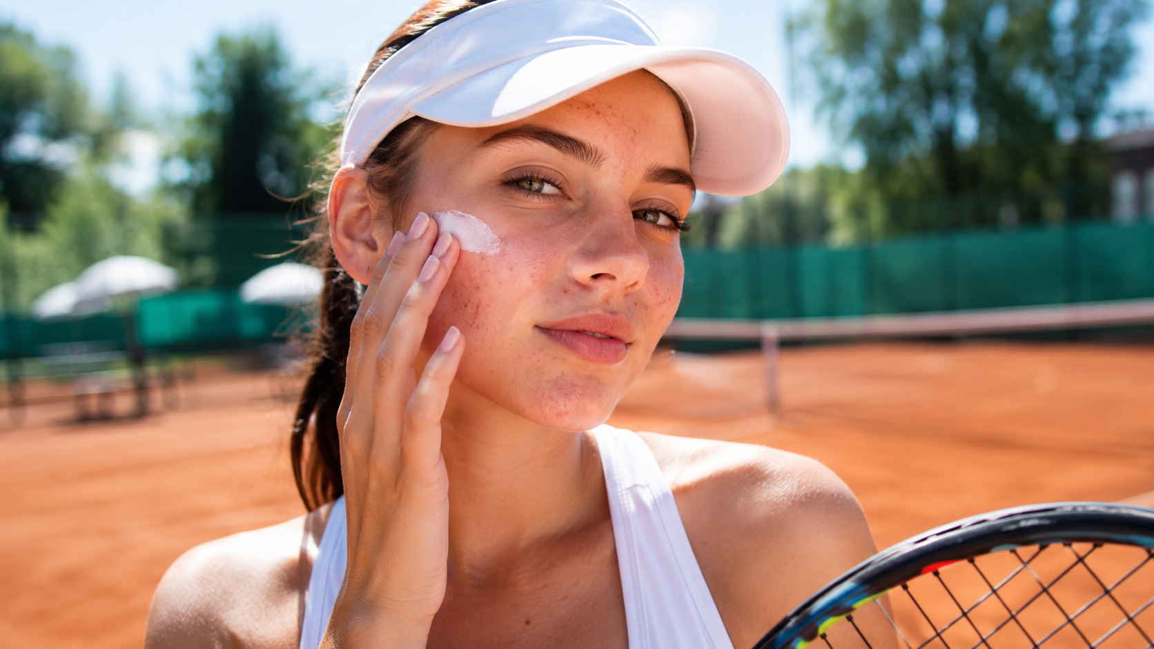 SPF na tenis: jak chránit aknózní pleť v létě
