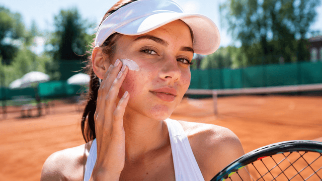 SPF na tenis: jak chránit aknózní pleť v létě